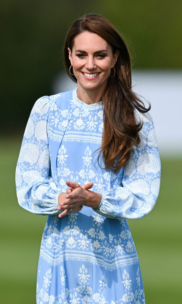 Kate middleton radiante en su vestido veraniego azul