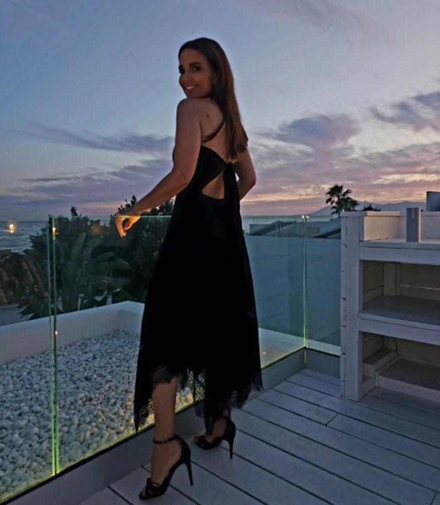 Paula Echevarría luce un vestido negro con escote halter