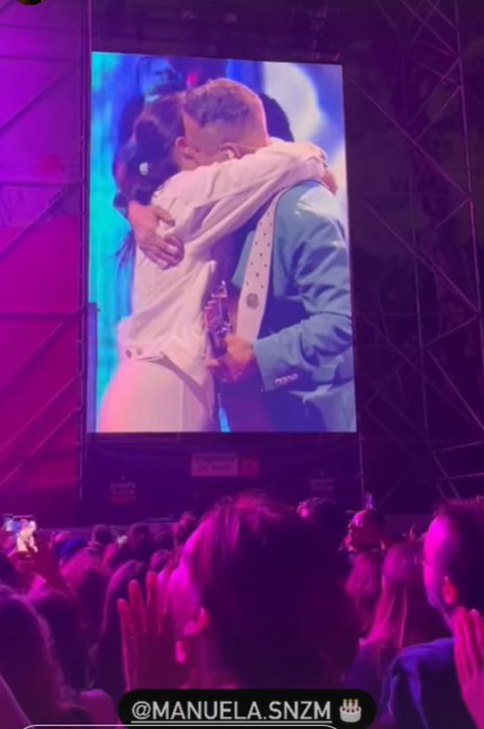 Alejandro Sanz y su hija Manuela se funden en un abrazo en pleno concierto celebrado en Vigo