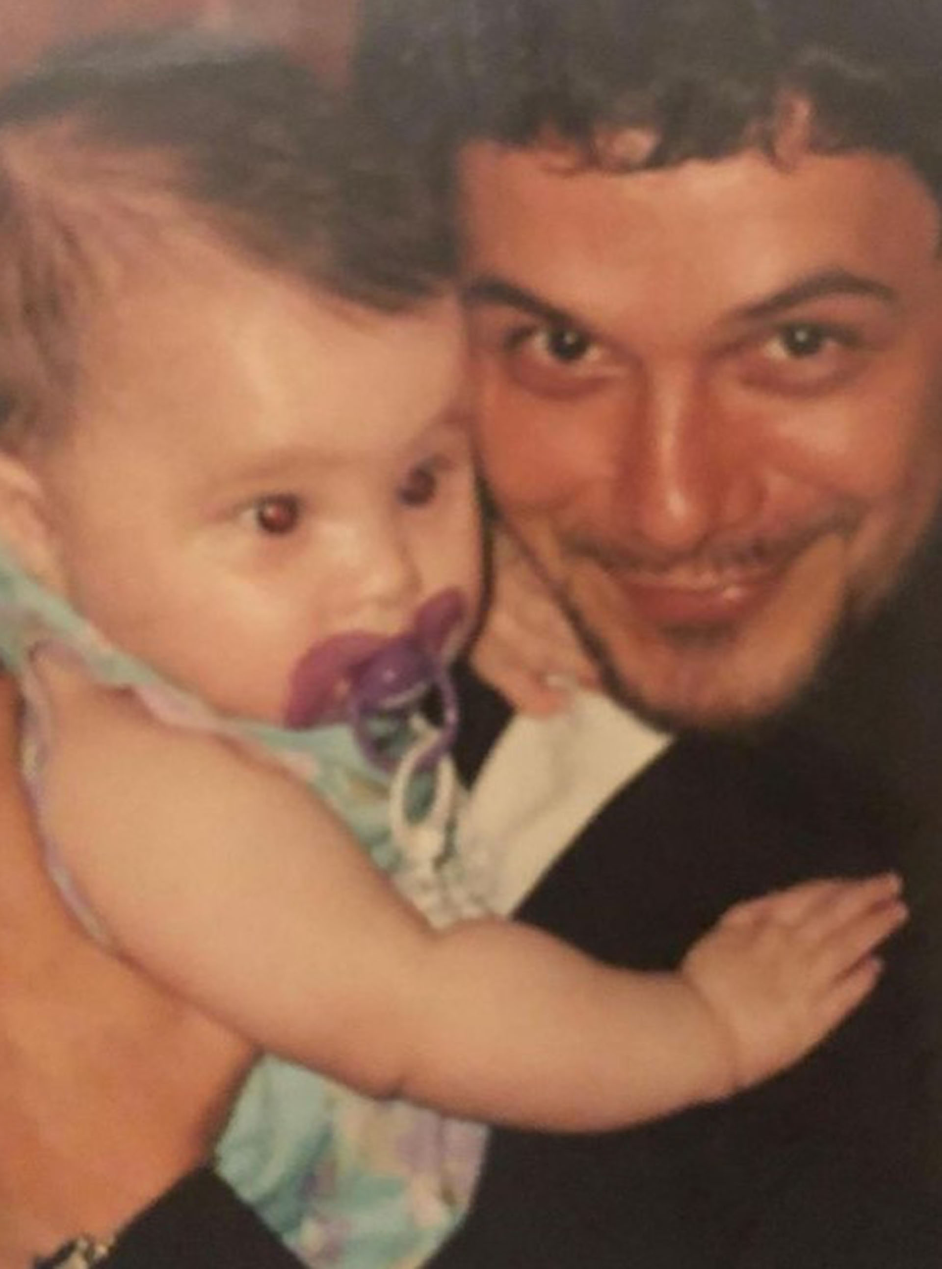 Alejandro Sanz sostiene a su hija Manuela cuando era bebé