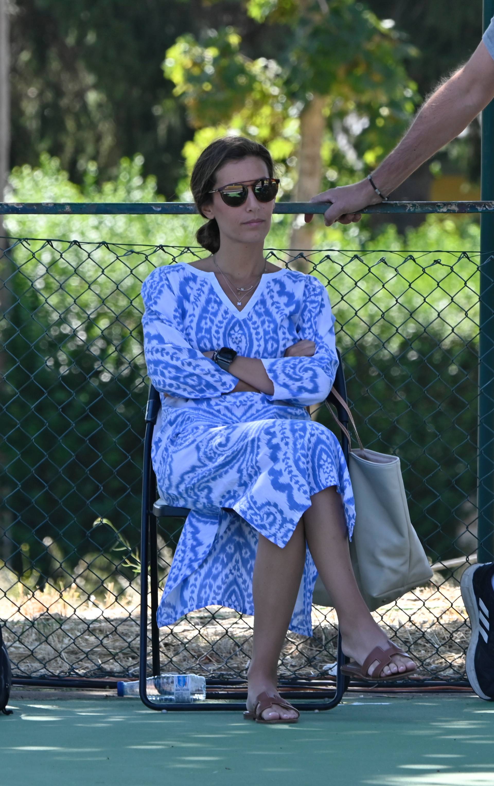 Ana Boyer con un vestido azul y blanco y gafas de sol.