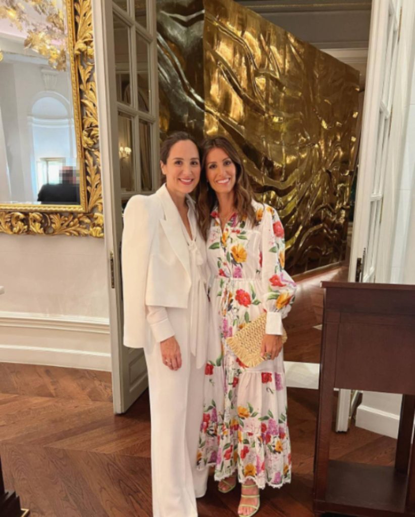Ana Boyer posa junto a su hermana Tamara Falcó en su preboda en el Ritz