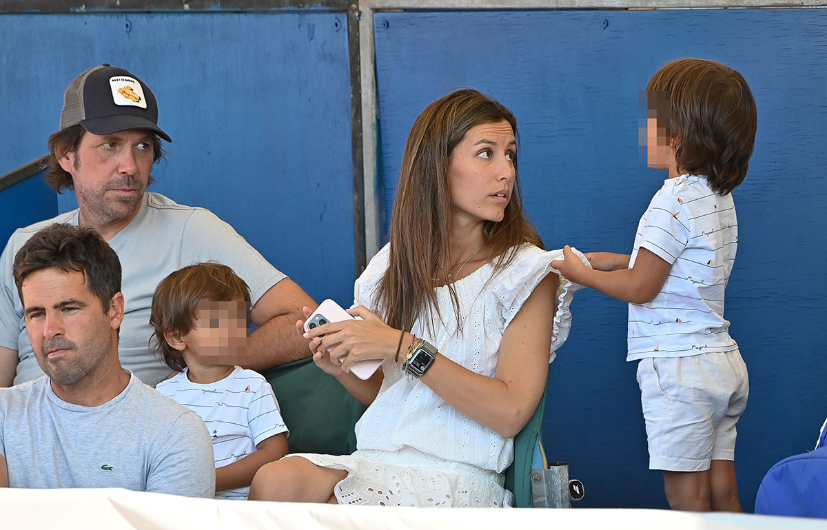 Ana Boyer entretiene a sus hijos en un partido de tenis