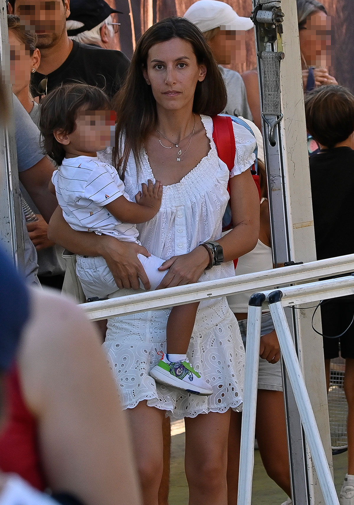 Ana Boyer entretiene a sus hijos en un partido de tenis