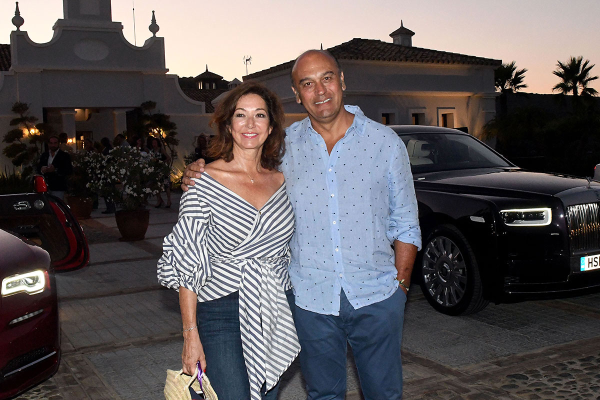 Ana Rosa Quintana posa junto a su marido en Sotogrande