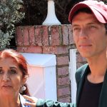 Camilo Blanes y su madre en las puertas de la casa en la que él no llevaría una vida ordenada