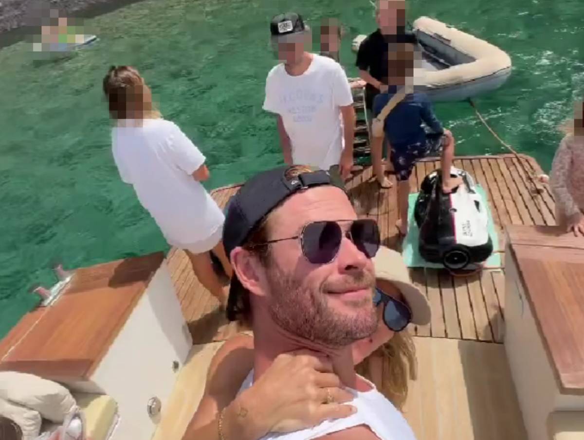 Chris Hemsworth y Elsa Pataky a bordo de un barco en España.