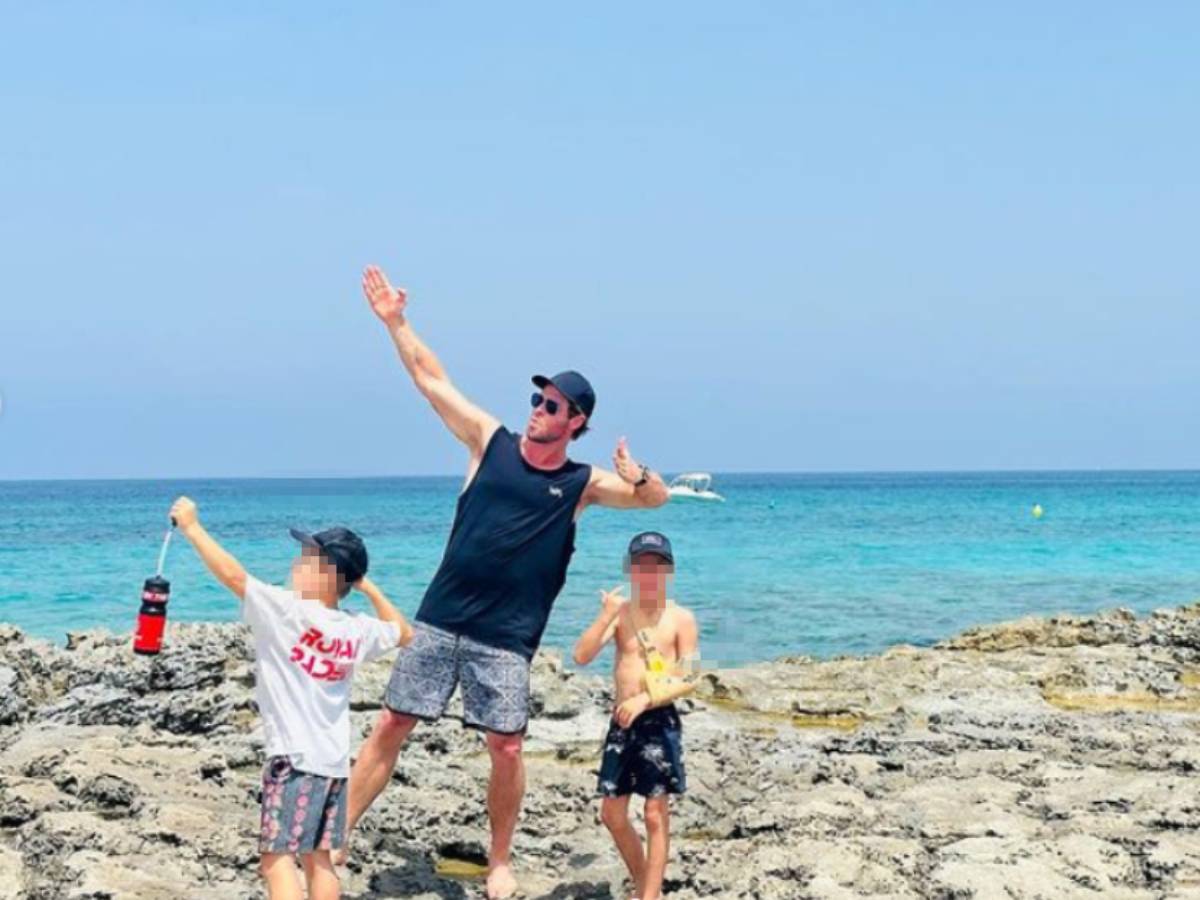 Chris Hemsworth posa junto a sus hijos en aguas españolas de vacaciones.