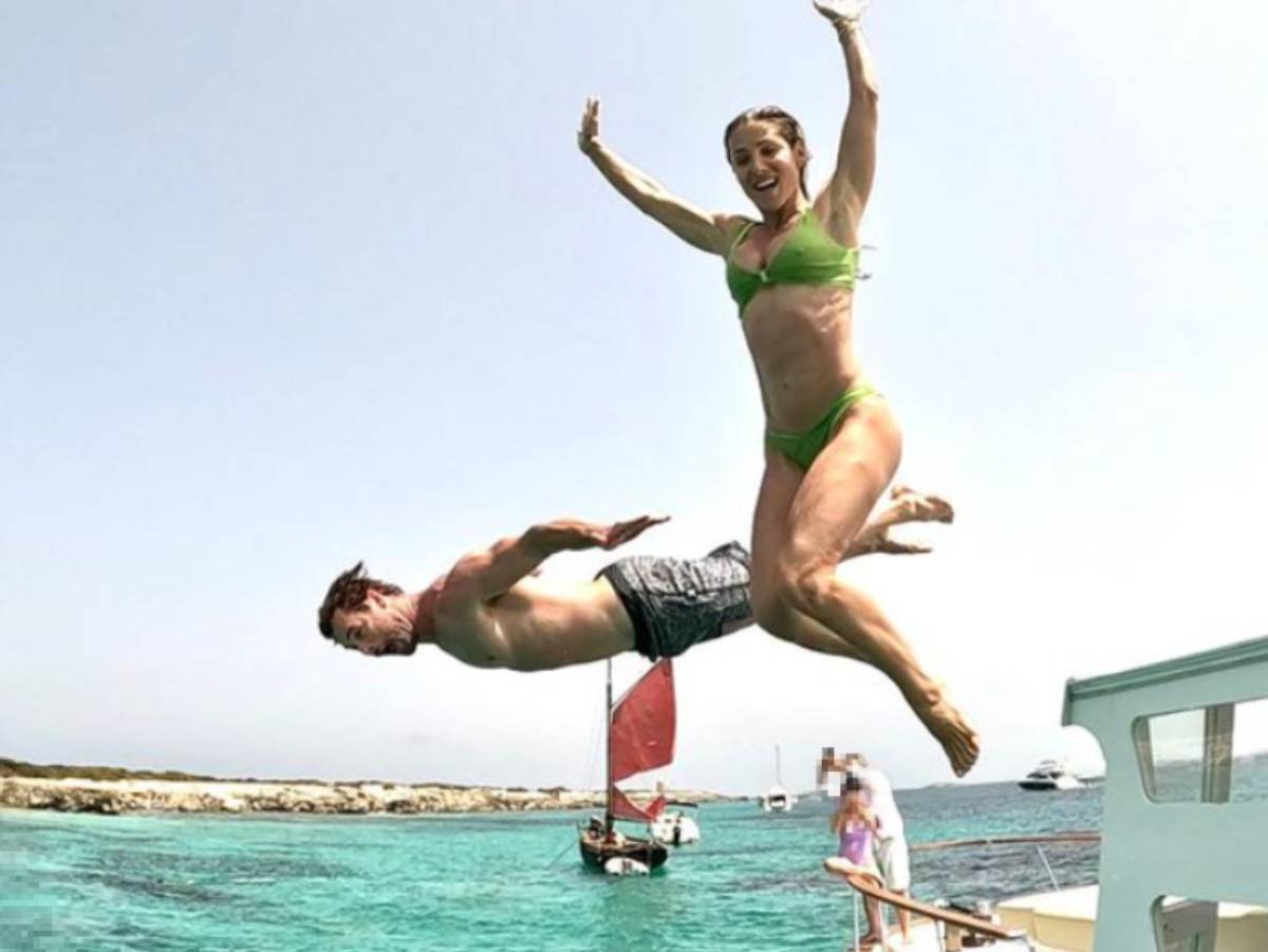 El salto al mar de Elsa Pataky y Chris Hemsworth en España
