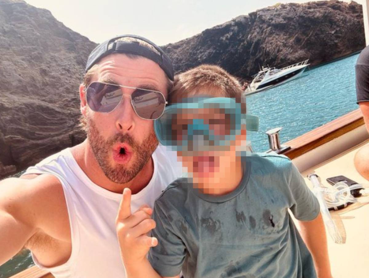 Chris Hemsworth se divierte en el mar en sus vacaciones familiares en España.