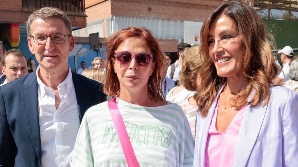 Ágatha Ruiz de la Prada coincide con Feijóo y su mujer a la hora de votar
