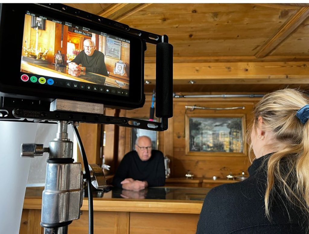 Beatrice Borromeo, de espaldas, durante la filmación de su docuserie entrevistando a Víctor Manuel de Saboya