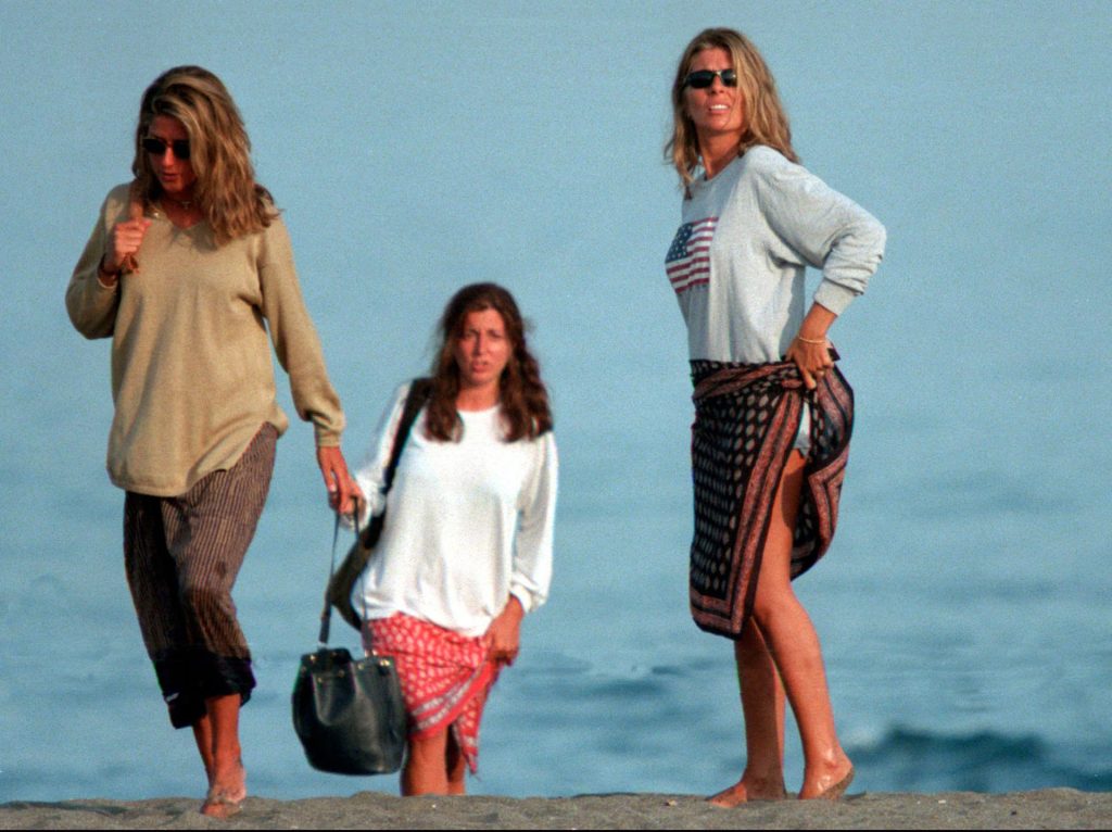 Marta, Isabel y María Chávarri en la playa.