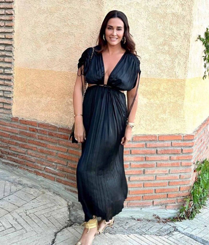 Vicky Martín Berrocal con un vestido negro 'cut out'