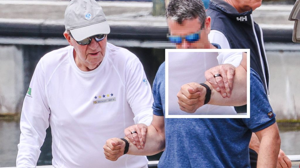 El misterioso anillo que luce el Rey Juan Carlos en Sanxenxo