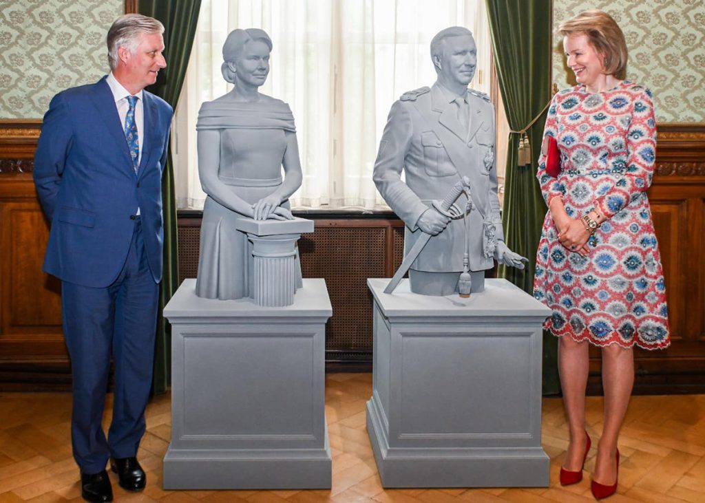 Felipe y Matilde de belgica inauguran sus bustos en el senado belga