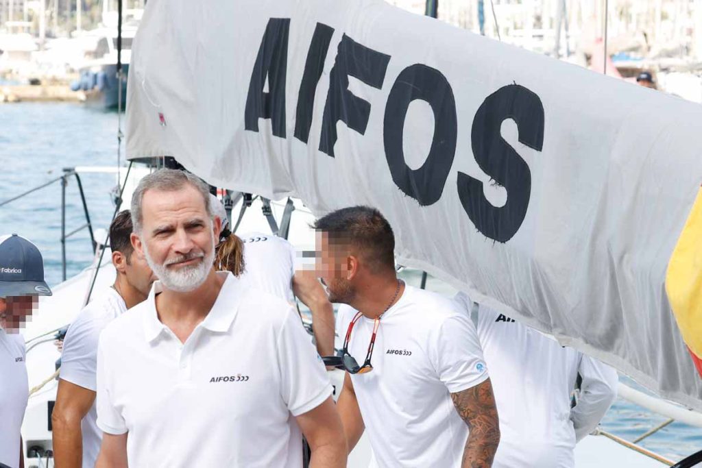 El Rey Felipe presume de sex appeal con su pandilla de regatas en Mallorca