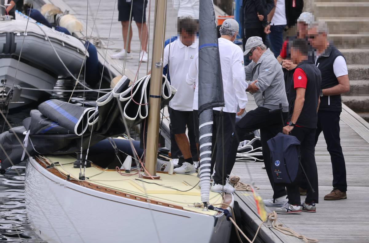 El Rey Juan Carlos sube a una embarcación en su visita a Pontevedra