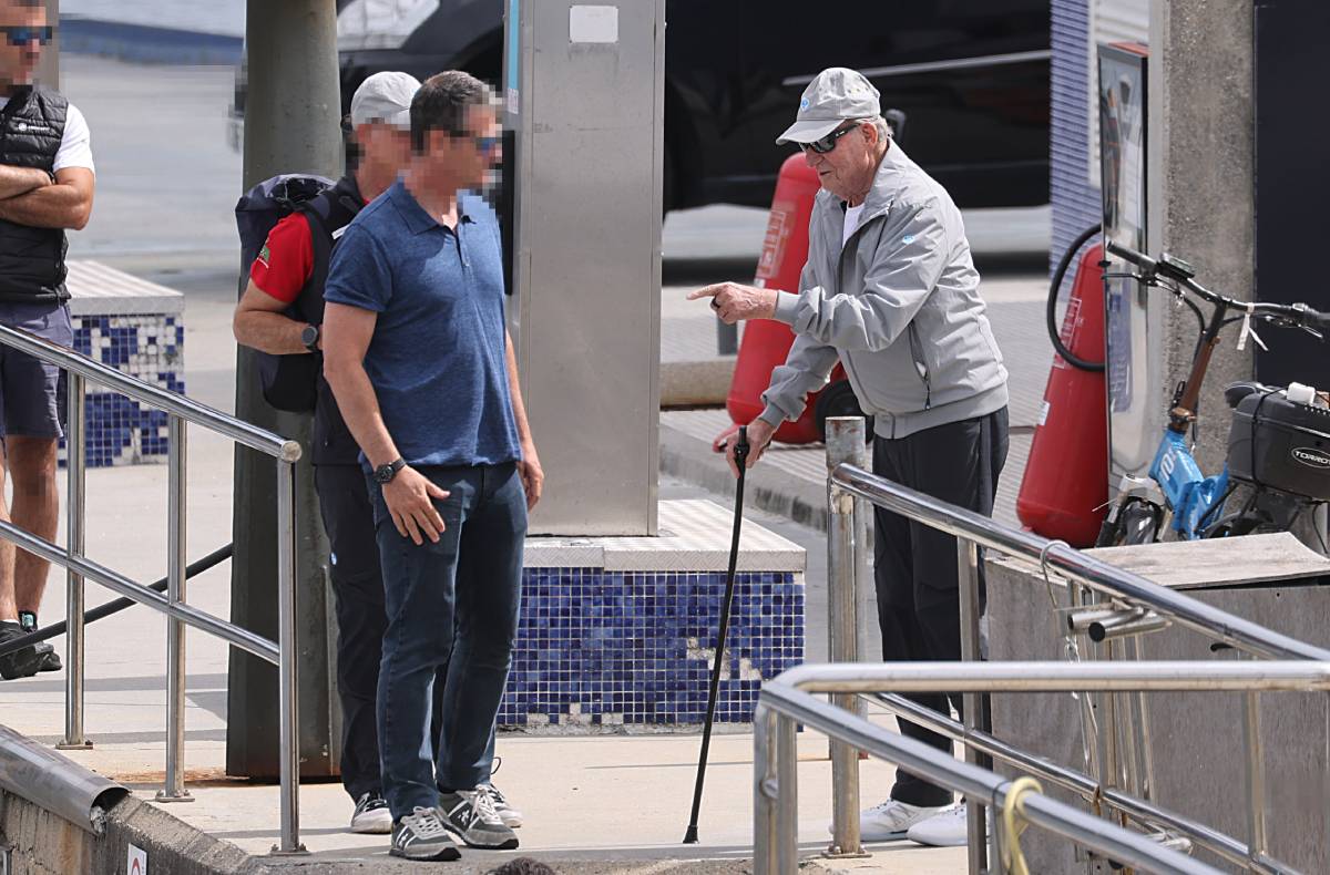 El Rey Juan Carlos opta por un look deportivo para las regatas de Sanxenxo
