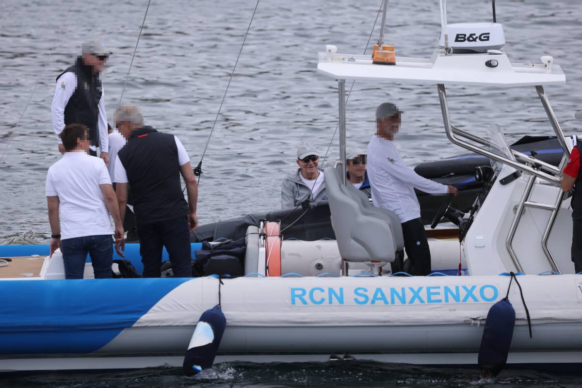 El Rey Juan Carlos a bordo de una lancha del RCN Sanxenxo