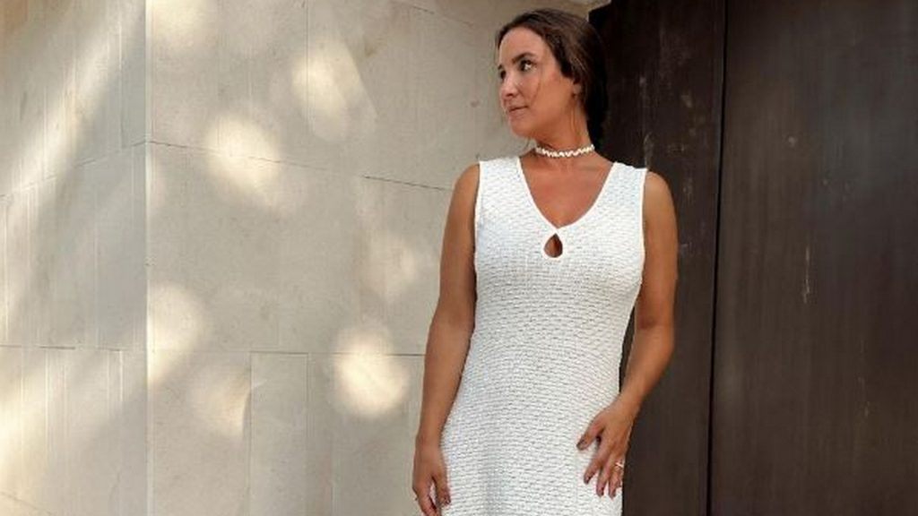 Marta Pombo presume de moreno con el vestido blanco ideal de Slowlove, la firma de Sara Carbonero e Isabel Jiménez