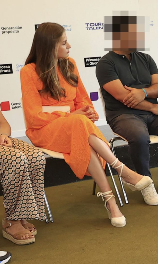 El colorido vestido naranja de la Princesa Leonor cautiva en la reunión de trabajo de la Fundación Princesa de Girona.