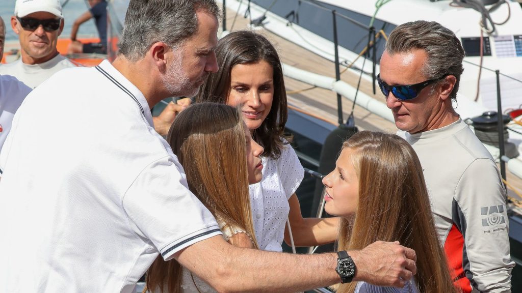 Ricardo Álvarez Maldonado junto a los Reyes y sus hijas