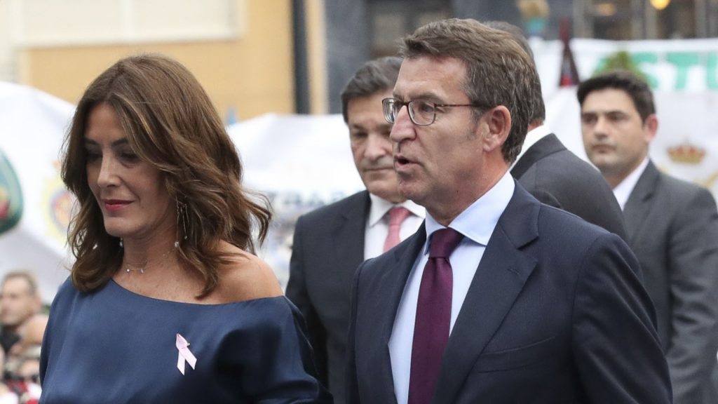 Eva Cárdenas y su marido Alberto Núñez Feijóo caminan juntos durante la entrega de los premios Princesa de Asturias 2018 que se celebró en Oviedo, Asturias