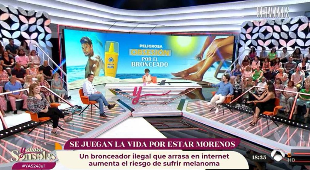 Juan Dávila Fabiola Martínez bromean sobre un anuncio de un producto bronceador