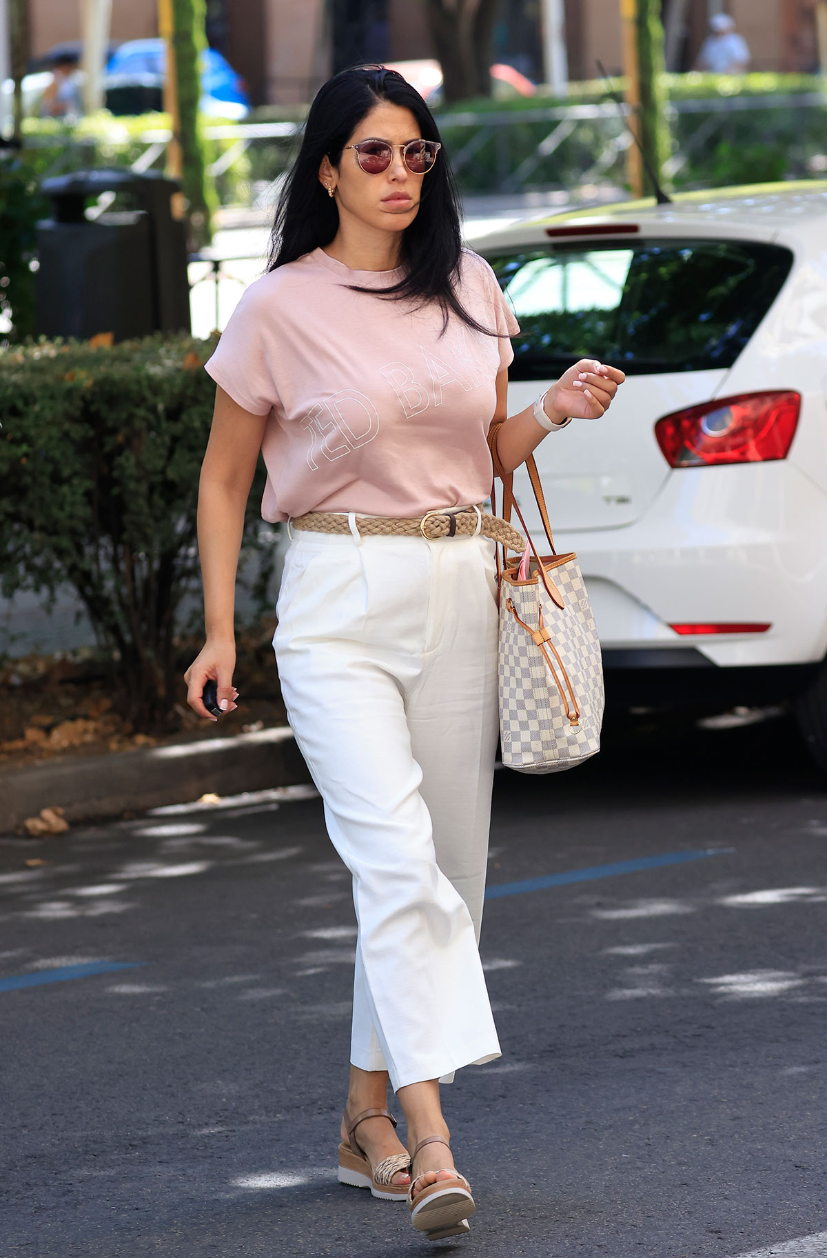 Gabriela Guillén pasea por las calles de Madrid