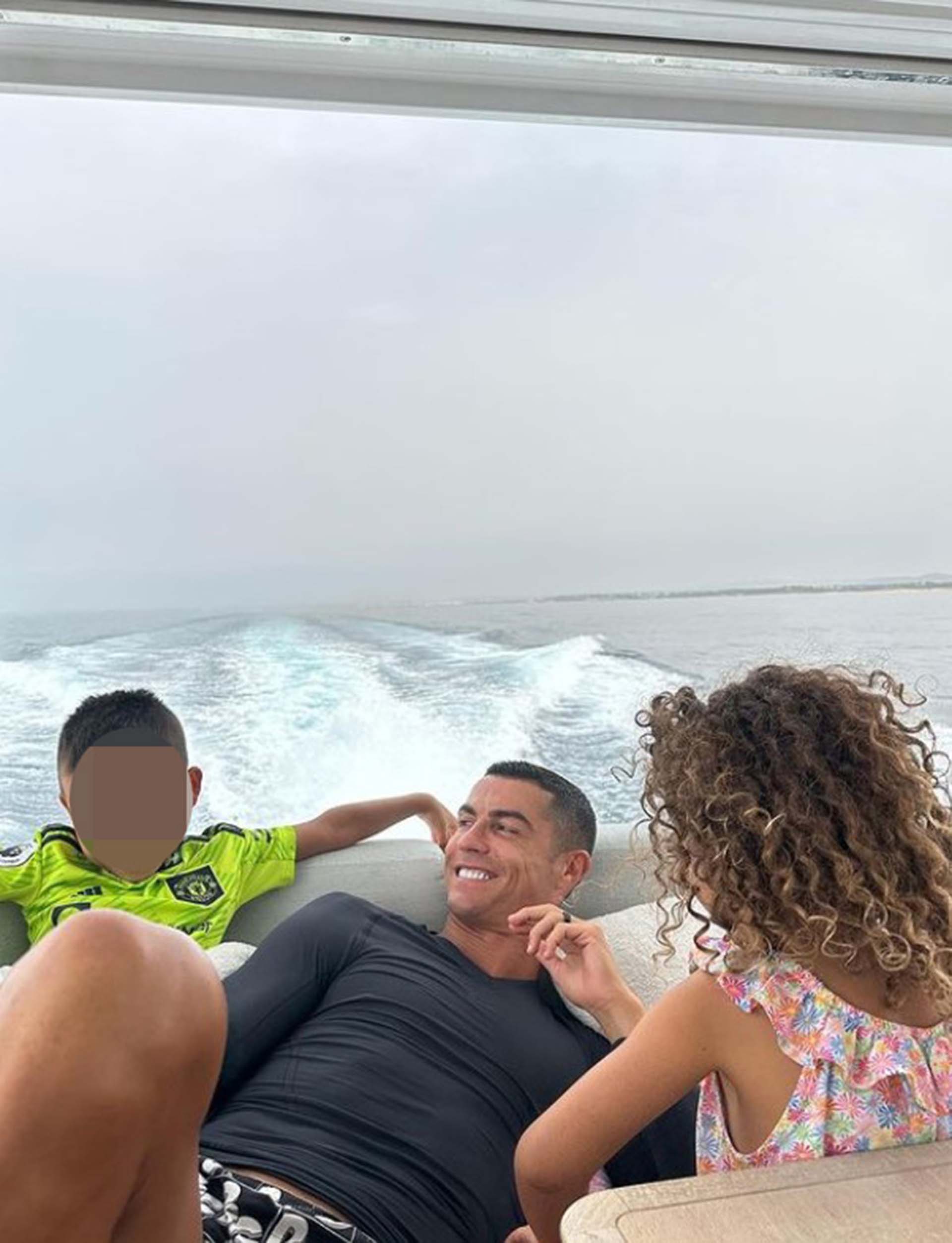 Cristiano Ronaldo navega en compañía de sus hijos