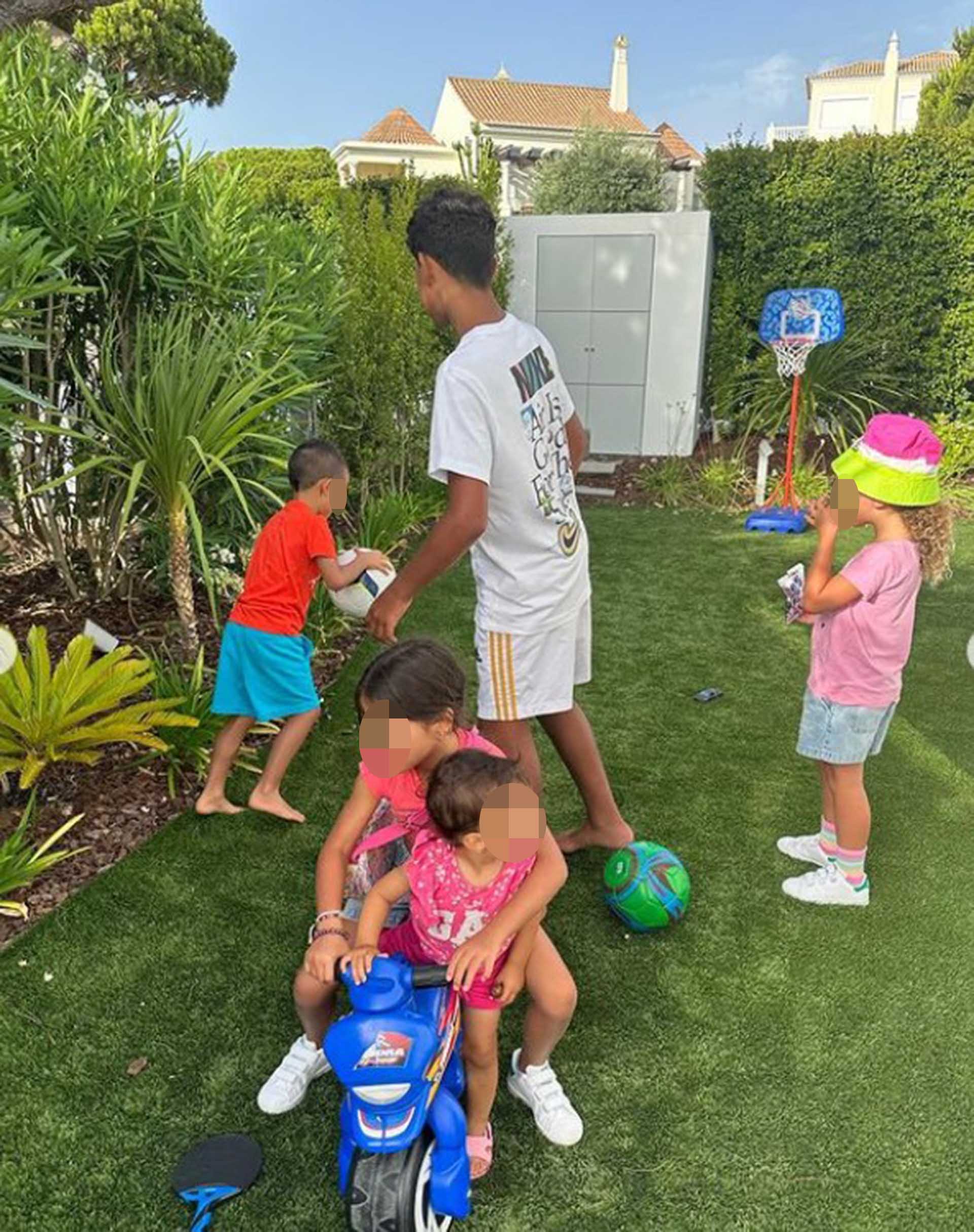 Los hijos de Cristiano Ronaldo juegan en el jardín