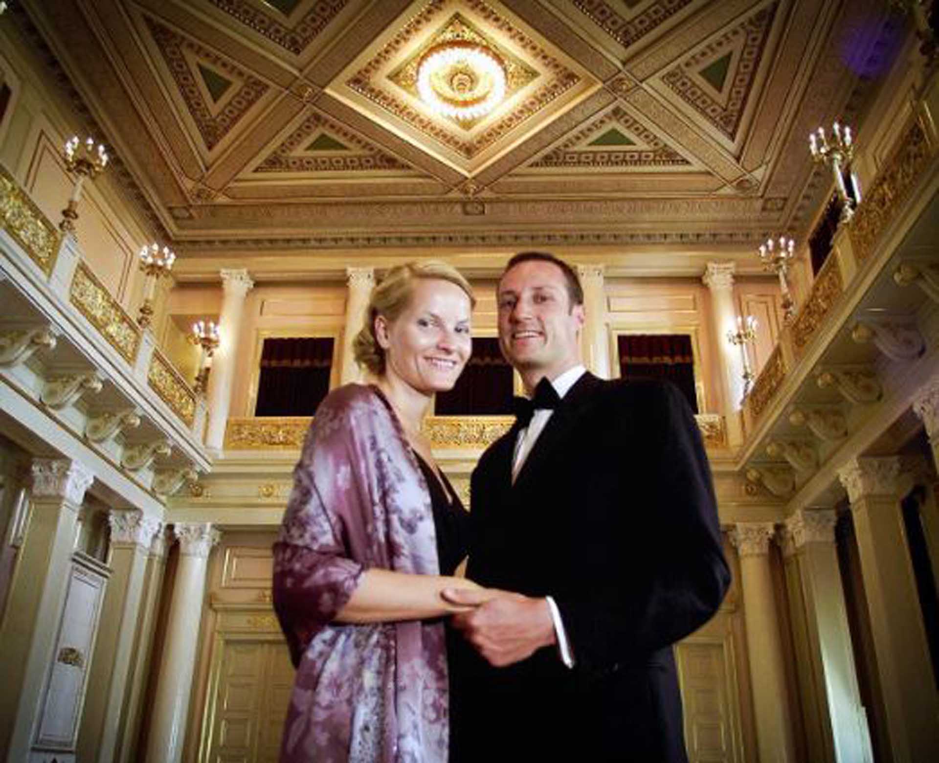 Haakon junto a su mujer, con quien se casó el 25 de agosto de 2001