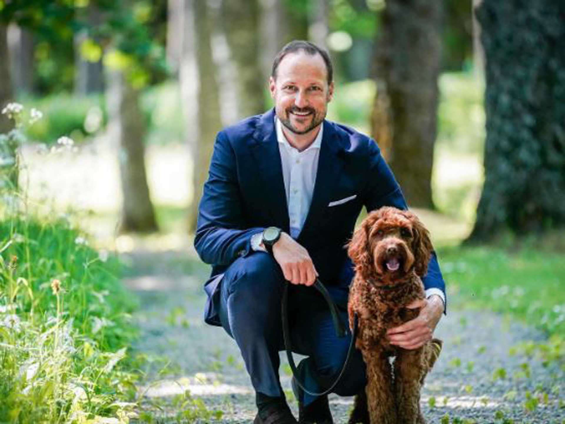 Haakon Noruega junto a su mascota en un parque