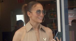 Jennifer Lopez: mono cargo 'todoterreno' y bolso de lujo para irse de compras