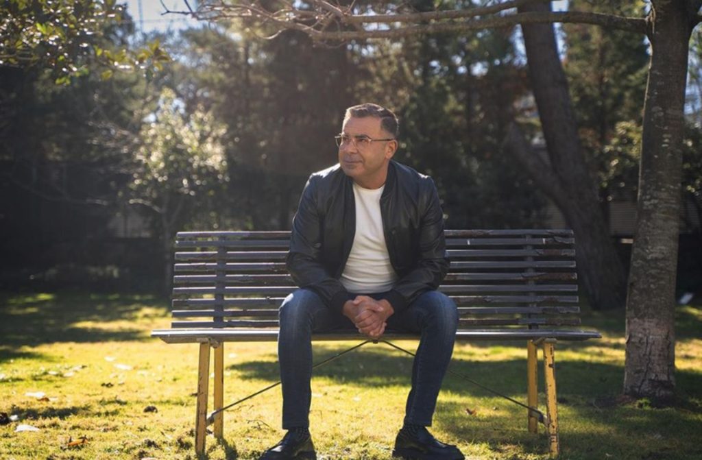 Jorge Javier Vázquez sentado en un banco.