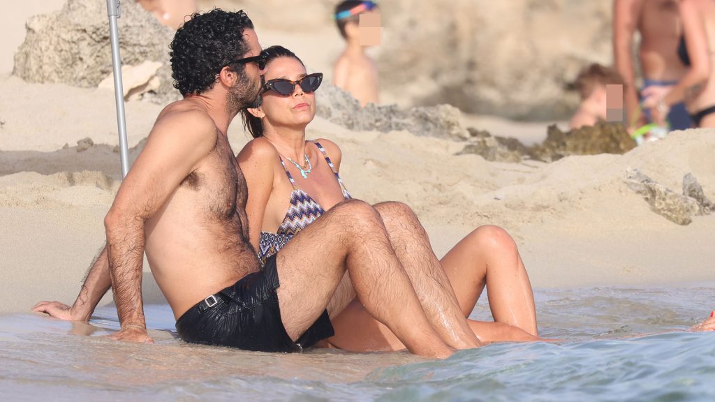 Juana Acosta y su novio Pablo derrochan amor en las playas de Ibiza