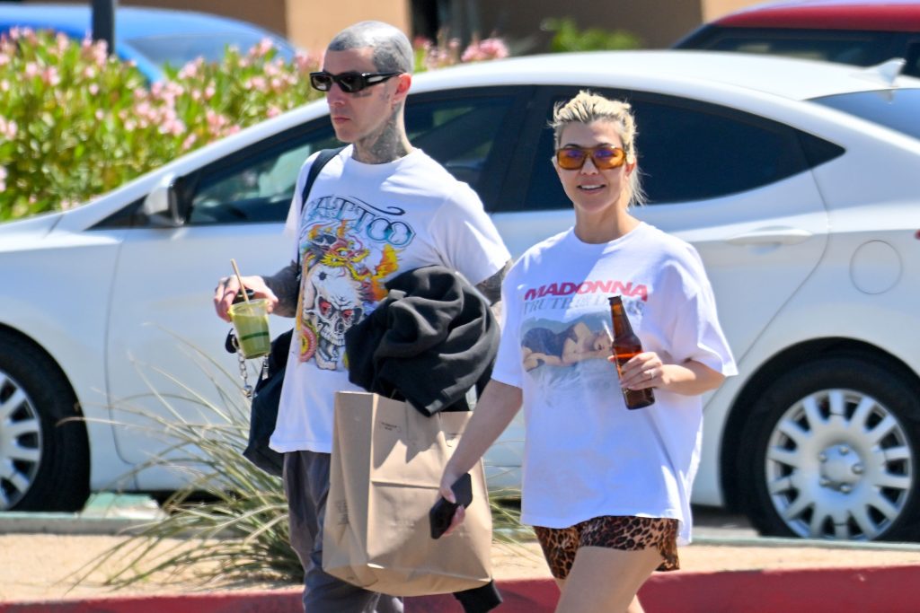 Kourtney Kardashian y Travis Parker paseando en Los Ángeles. (Foto: Gtres)