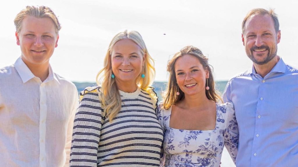 La belleza de Ingrid de Noruega roba la atención en el posado veraniego familiar