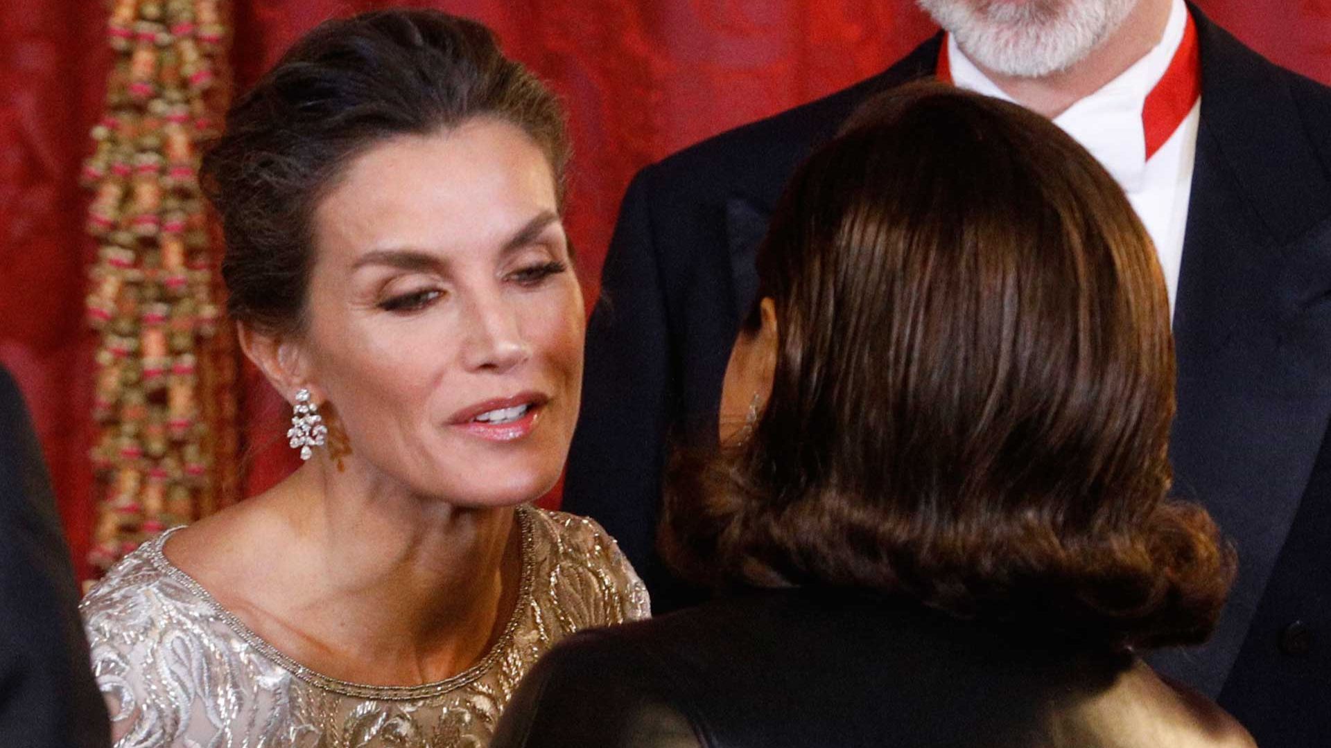 La reina Letizia con los pendientes que le regaló el emir de Catar