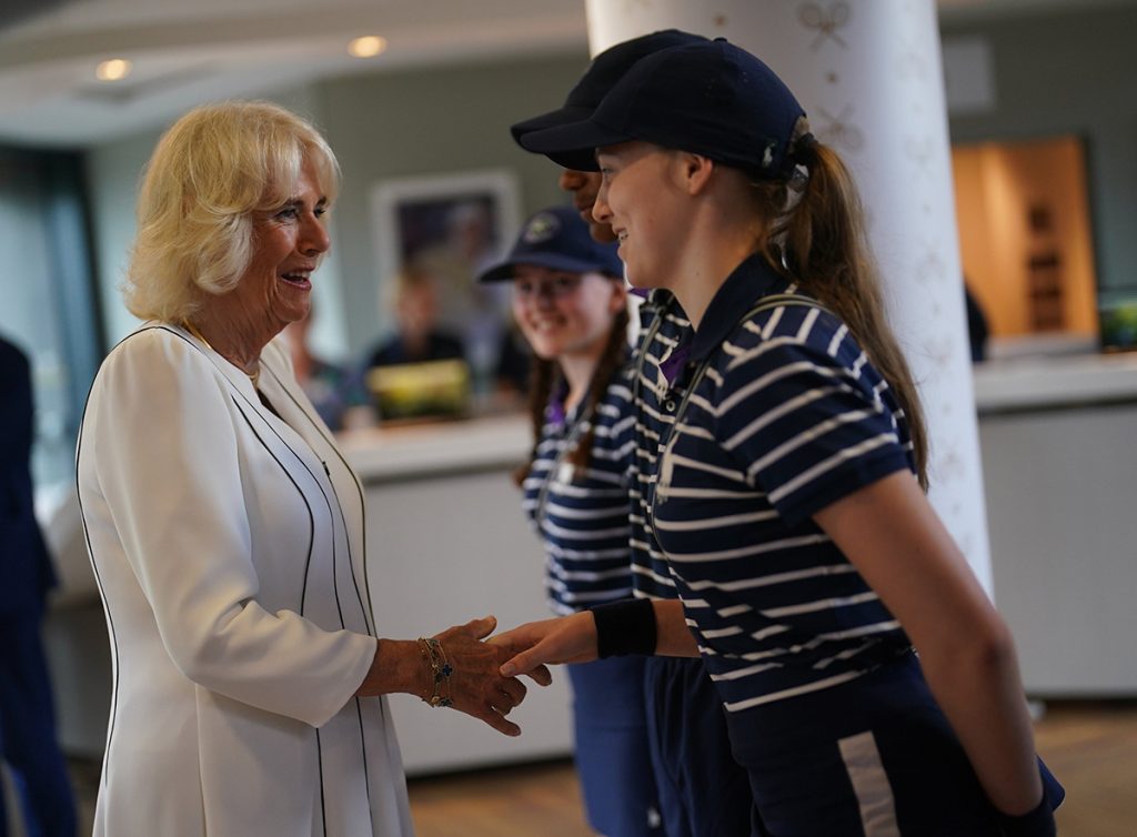 La reina Camilla, saludando a los recogepelotas de Wimbledon