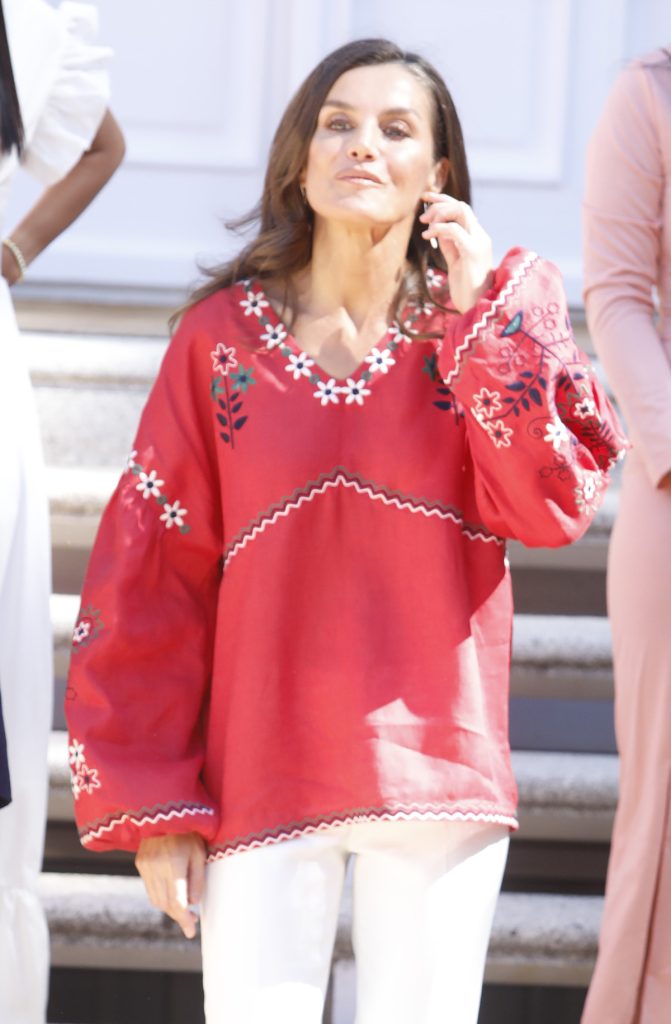 Letizia atraía la atención sobre su blusa con bordados florales