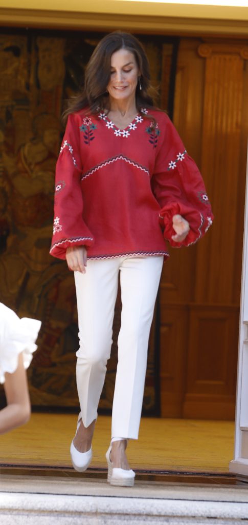 la reina letizia con blusa etnica en La Zarzuela