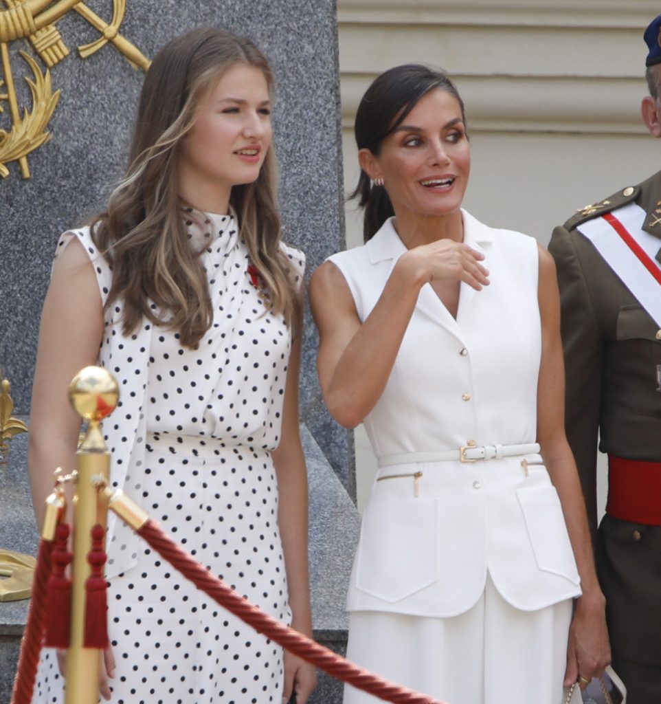 Los Reyes y la Princesa Leonor han presidido la entrega de los Reales Despachos de Empleo de la Academia Militar de Zaragoza