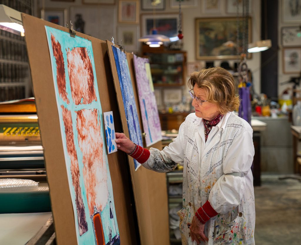 la reina sonia de noruega, pintando en el estudio