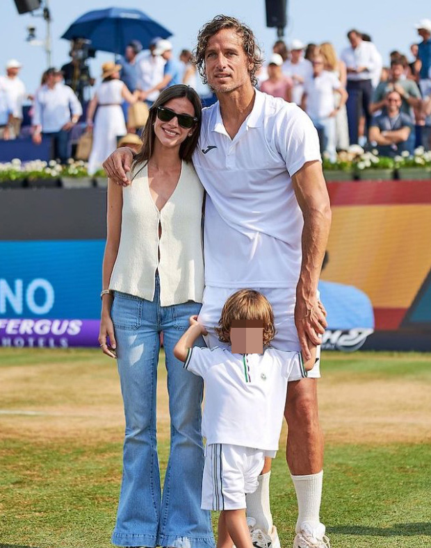 Feliciano López se despide del tenis arropado por su mujer.