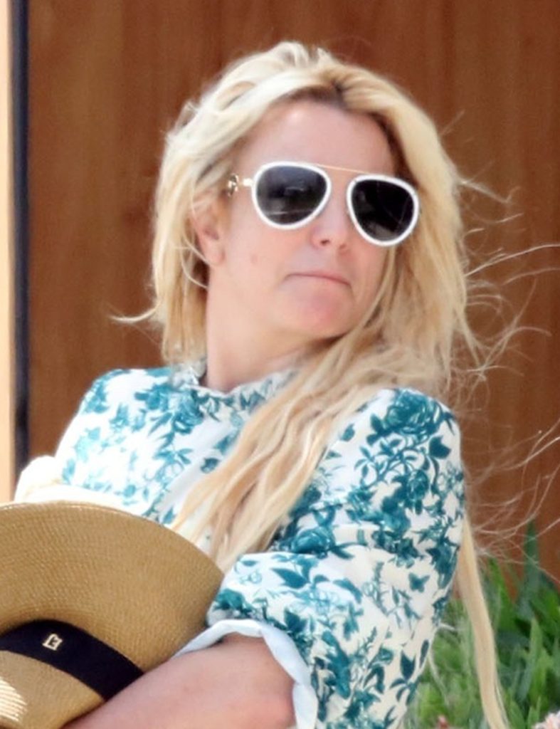 Britney Spears con gafas de sol.