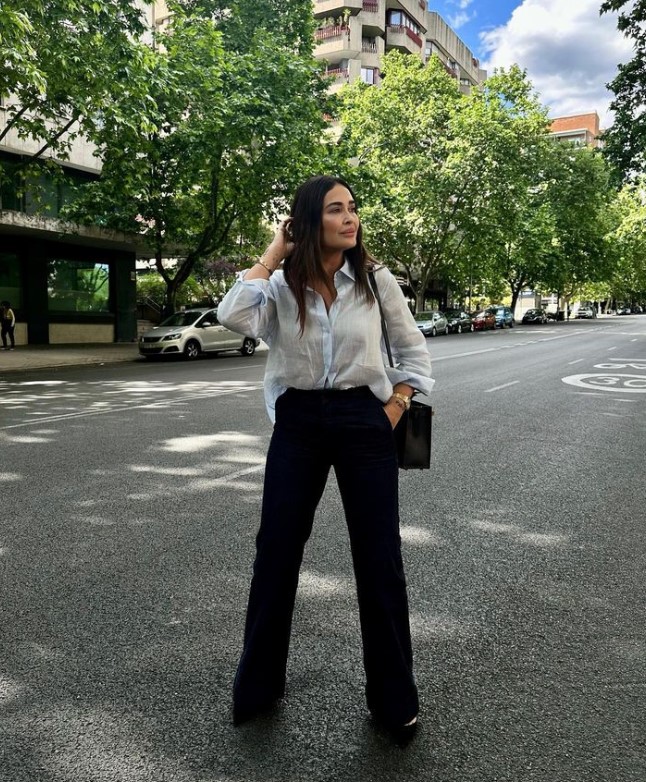 Vicky Martín Berrocal con camisa y pantalón negro