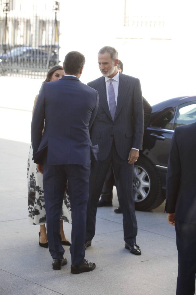El saludo de los Reyes a Pedro Sánchez a su llegada al Palacio Real