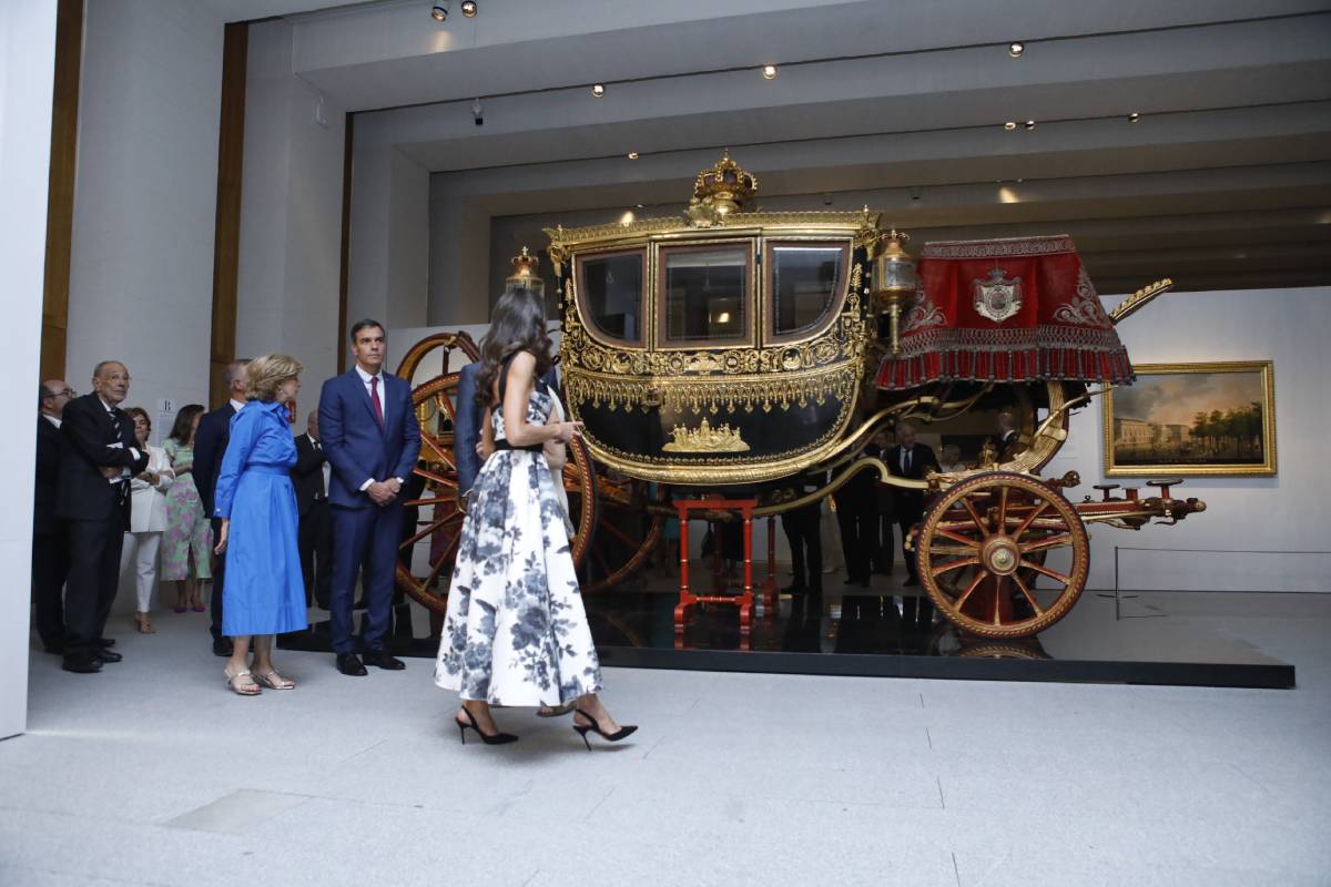Una carroza real, la gran protagonista de la galería que visitaron los Reyes Felipe y Letizia